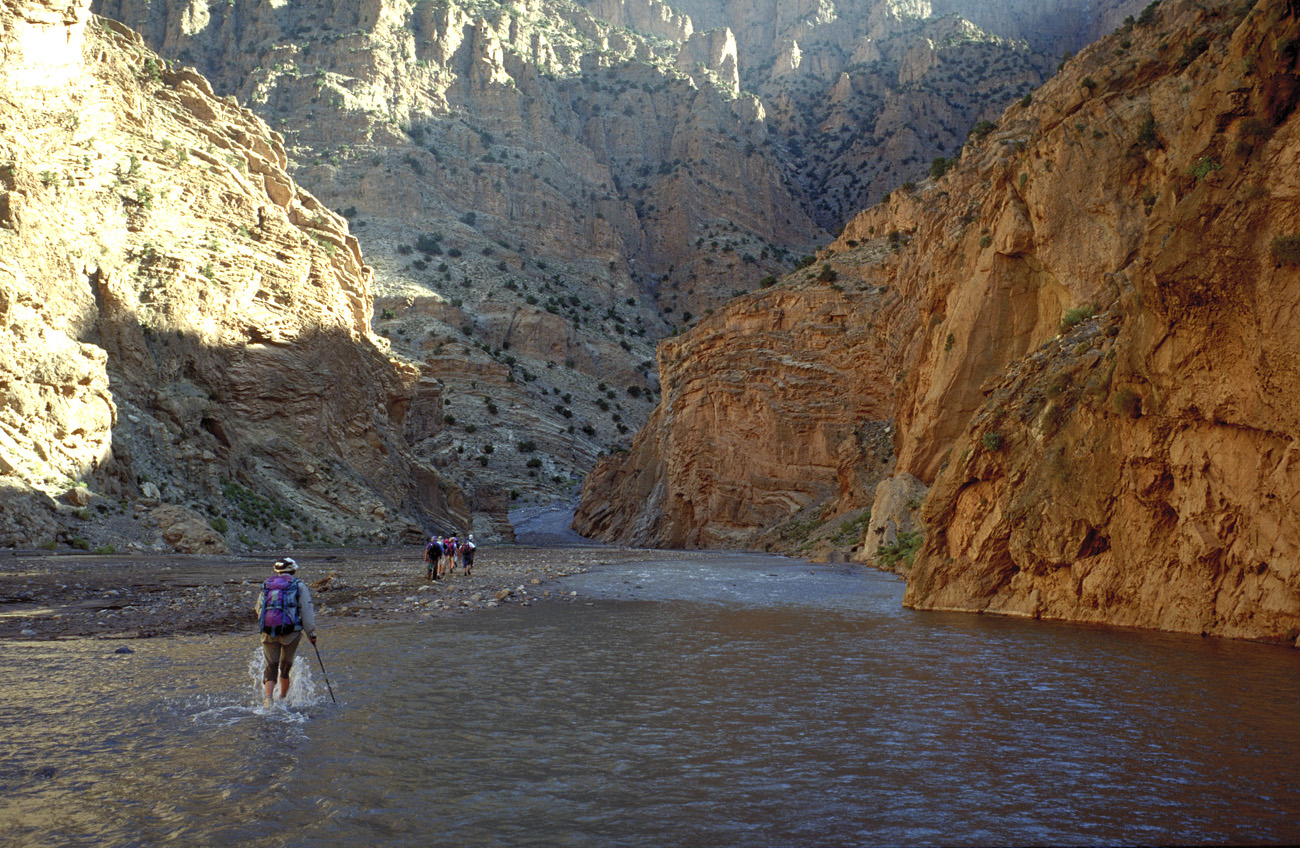 mar98_182 gorges mgoun.jpg - Haut Atlas Central, juin-98 gorges du Mgoun la gorge se rétrécit peu à peu au fur et à mesure de notre remontée de la vallée Kodak Elite Chrome 100